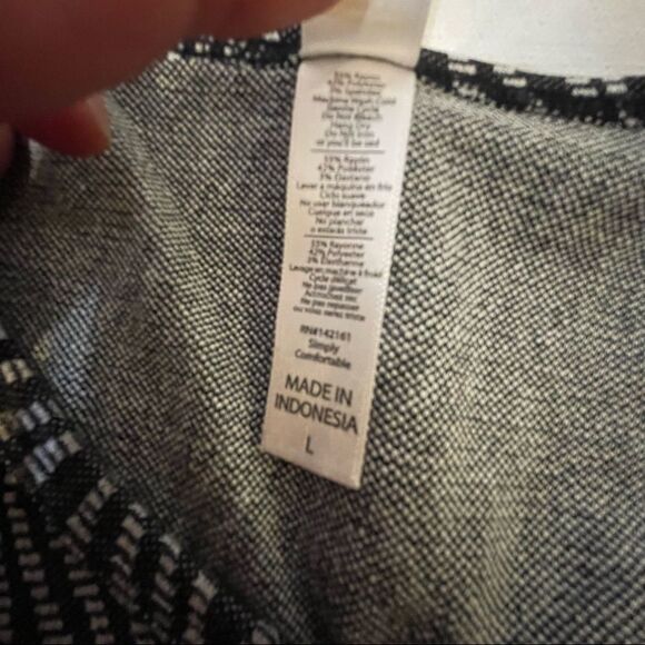 V. Cute Lularoe shirt dips in back modest black and white pattern size Large - Picture 4 of 7